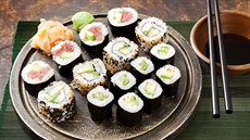 Maki sushi a kalifornské rolky Maki sushi a kalifornské rolky