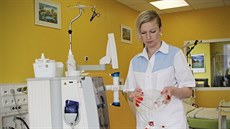 Sestra Gabriela Poláková připravuje na novém hemodialyzačním středisku ve... Sestra Gabriela Poláková připravuje na novém hemodialyzačním středisku ve...