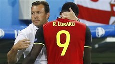 POJ SI ODPOINOUT CHLAPE Belgický trenér Marc Wilmots stídá útoníka Romela...