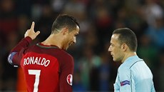 VIDL JSI TO Portugalský kapitán Cristiano Ronaldo reklamuje bhem utkání proti...