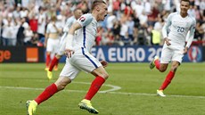 Anglický útoník Jamie Vardy slaví gól na mistrovství Evropy proti Walesu.