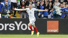 Anglický útoník Jamie Vardy slaví gól proti Walesu.
