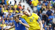 védský útoník Zlatan Ibrahimovic (vpravo) prohrává vzduný souboj s italským...