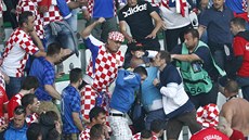 CHULIGÁNI Chorvatí fanouci se na tribun stadionu v St. Etienne bhem zápasu...