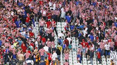 Bitka chorvatských fanouk bhem utkání mistrovství Evropy proti esku.