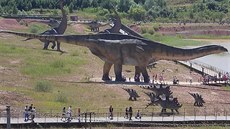 Hypotetická podoba obřího druhu A. fragillimus v polském JuraParku Krasiejów.... Hypotetická podoba obřího druhu A. fragillimus v polském JuraParku Krasiejów....