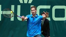 Florian Mayer vrací míček ve finálovém duelu proti Alexanderu Zverevovi. Florian Mayer vrací míček ve finálovém duelu proti Alexanderu Zverevovi.