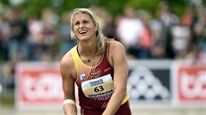 KAM A DOLETÍ? Barbora potáková po jednom z hod na republikovém ampionátu v...