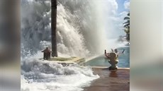 Resort na Bali zaplavily obrovské vlny. Resort na Bali zaplavily obrovské vlny.