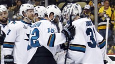 Brankář San Jose Martin Jones přijímá gratulace spoluhráčů k povedenému výkonu. Brankář San Jose Martin Jones přijímá gratulace spoluhráčů k povedenému výkonu.