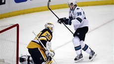 Logan Couture ze San Jose práv pekonal brankáe Pittsburghu Matta Murrayho.