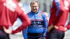 Pavel Vrba sleduje své svěřence během tréninku reprezentace na mistrovství... Pavel Vrba sleduje své svěřence během tréninku reprezentace na mistrovství...