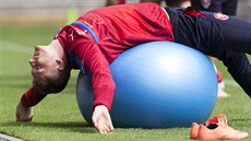 Tomáš Necid se protahuje na gymnastickém míči. Tomáš Necid se protahuje na gymnastickém míči.