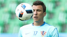 Chorvatský útoník Mario Manduki na tréninku ped zápasem proti eské...