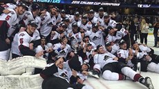 Hokejisté Lake Erie s Calderovým pohárem pro vítěze AHL. Hokejisté Lake Erie s Calderovým pohárem pro vítěze AHL.
