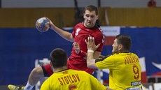 Český házenkář Tomáš Babák se chystá ke střelbě na makedonskou branku. Český házenkář Tomáš Babák se chystá ke střelbě na makedonskou branku.