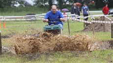 Divácky nejatraktivnější překážku představovaly dva vodní příkopy umístěné v... Divácky nejatraktivnější překážku představovaly dva vodní příkopy umístěné v...
