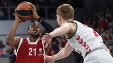 Darius Miller (vlevo) z Bambergu zakončuje přes Davise Bertanse z Laboral kutxa... Darius Miller (vlevo) z Bambergu zakončuje přes Davise Bertanse z Laboral kutxa...