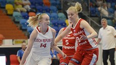 Juniorská basketbalová reprezentantka Eliška Mircová (vlevo) se v přípravném... Juniorská basketbalová reprezentantka Eliška Mircová (vlevo) se v přípravném...