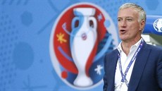 Trenér francouzských fotbalist Didier Deschamps bhem zahajovacího duelu Eura...