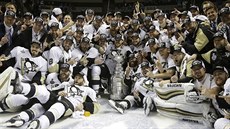 Hokejisté Pittsburghu slaví zisk Stanley Cupu.