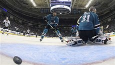 Martin Jones, branká San Jose, inkasuje v estém finále Stanley Cupu.