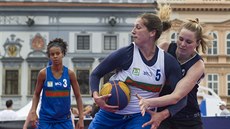 Tereza Vorlová (u míče) čelí ataku Zuzany Mračnové. Přihlíží Pamela-Therese... Tereza Vorlová (u míče) čelí ataku Zuzany Mračnové. Přihlíží Pamela-Therese...