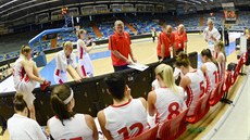 Ivan Bene hovoí k eským basketbalistkám bhem oddechového asu.