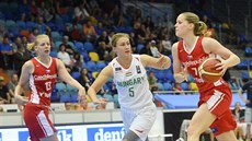 eská basketbalistka Alena Hanuová (vpravo) útoí na maarský ko.