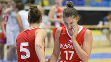 eská basketbalistka Michaela Vondráková (vpravo) jde do zápasu s Maarskem.