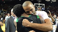 MAJITEL A JEHO HVĚZDA. Tony Parker, majitel klubu ASVEL, objímá svou hvězdu... MAJITEL A JEHO HVĚZDA. Tony Parker, majitel klubu ASVEL, objímá svou hvězdu...