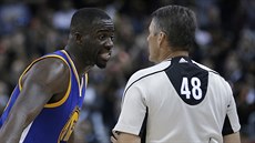 Draymond Green z Golden State si vyjasuje situaci s rozhodím.