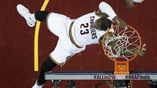 LeBron James (23) z Clevelandu práv zasmeoval do koe Golden State.