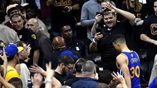 Stephen Curry z Golden State opouští scénu šestého finále NBA, byl vyloučen... Stephen Curry z Golden State opouští scénu šestého finále NBA, byl vyloučen...