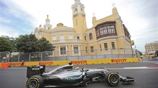 Lewis Hamilton z Mercedesu během tréninku na Velkou cenu Evropy v... Lewis Hamilton z Mercedesu během tréninku na Velkou cenu Evropy v...