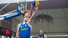 Jan Stehlík (v modrém) a Matin Gniadek v souboji o míč na ostravském turnaji... Jan Stehlík (v modrém) a Matin Gniadek v souboji o míč na ostravském turnaji...