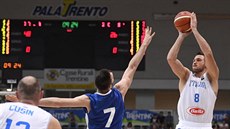 Danilo Gallinari z Itálie zakončuje na český koš. Danilo Gallinari z Itálie zakončuje na český koš.