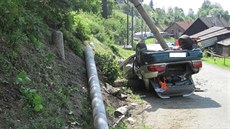 Subaru na Rychnovsku přerazilo elektrické vedení (12.6.2016). Subaru na Rychnovsku přerazilo elektrické vedení (12.6.2016).