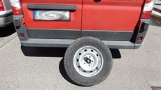 Zadní kolo, které měl poškodit zloděj, aby vylákal řidiče z kabiny. Zadní kolo, které měl poškodit zloděj, aby vylákal řidiče z kabiny.