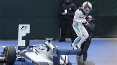 Lewis Hamilton slaví triumf ve Velké cen Kanady.