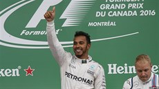 Lewis Hamilton slaví triumf ve Velké cen Kanady.