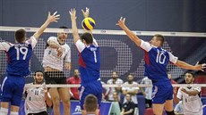 Čeští volejbalisté (zády zleva) Petr Michálek, Jakub Veselý a Michal Finger v... Čeští volejbalisté (zády zleva) Petr Michálek, Jakub Veselý a Michal Finger v...
