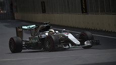 Lewis Hamilton na okruhu v Baku