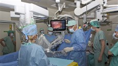 Gynekologové v Hradci Králové začali operovat s lékařským robotem da Vinci,... Gynekologové v Hradci Králové začali operovat s lékařským robotem da Vinci,...