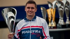 Nováček Forman a jeho první pohár. Nováček Forman a jeho první pohár.