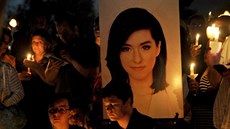 Stovky lidí uctily zastřelenou zpěvačku Christinu Grimmie v jejím rodném New... Stovky lidí uctily zastřelenou zpěvačku Christinu Grimmie v jejím rodném New...
