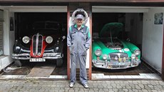 Jiří Janošek a jeho skvosty. BMW 321 z roku 1939 a MGA 1955 v závodním... Jiří Janošek a jeho skvosty. BMW 321 z roku 1939 a MGA 1955 v závodním...