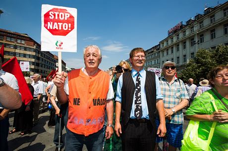 Odprci války a Severoatlantické aliance se seli na demonstraci na Václavském...