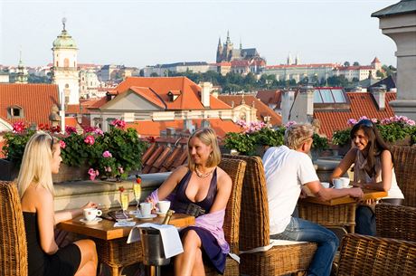 Výhled na Praský hrad a Astronomickou v Klementina z terasy U Prince na...