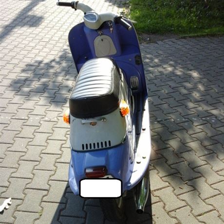 Moped, na kterém pijel motocyklista bez pilby pímo ke stráníkm.